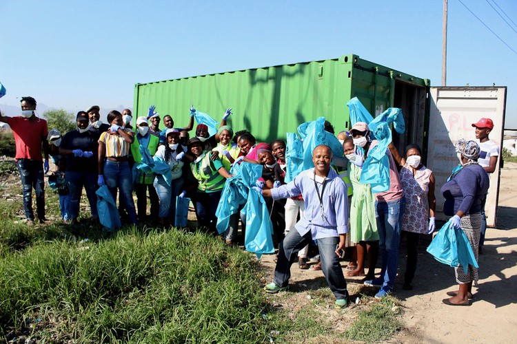 Malungisa Funda with some of the Clean My Space volunteers.