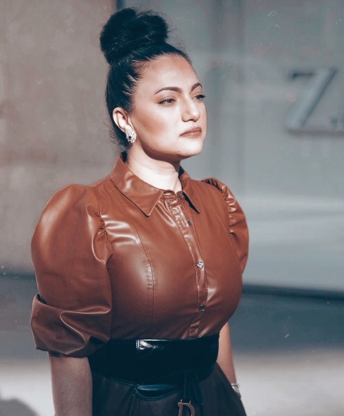 Fashion blogger Jihane Chagraoui showcasing a brown leather top