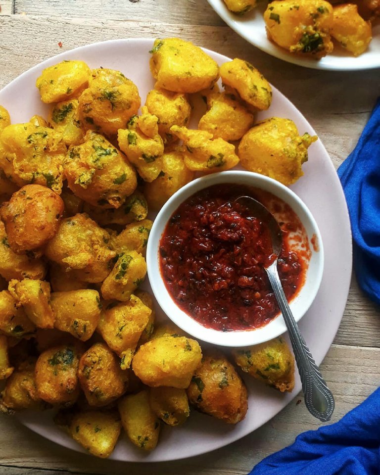 Easy Garlic Viazi Karai With a Sweet Chilli Sauce By upishi101