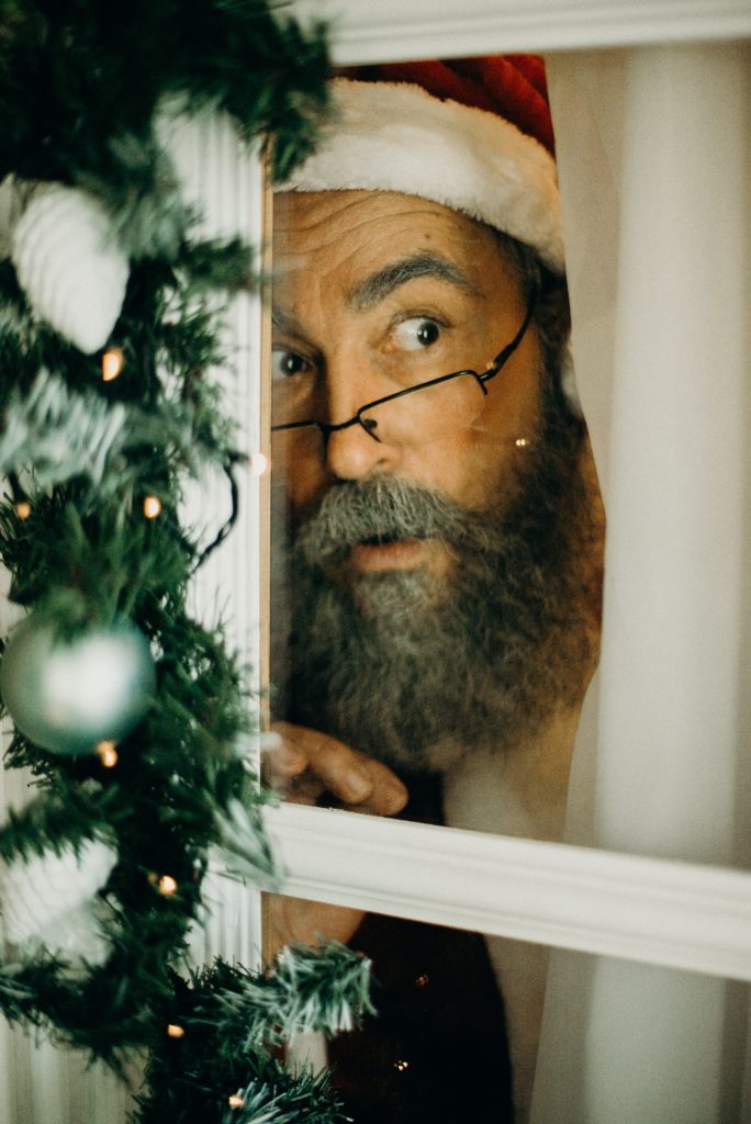 Christmas garlands are best for decorating walls and doors